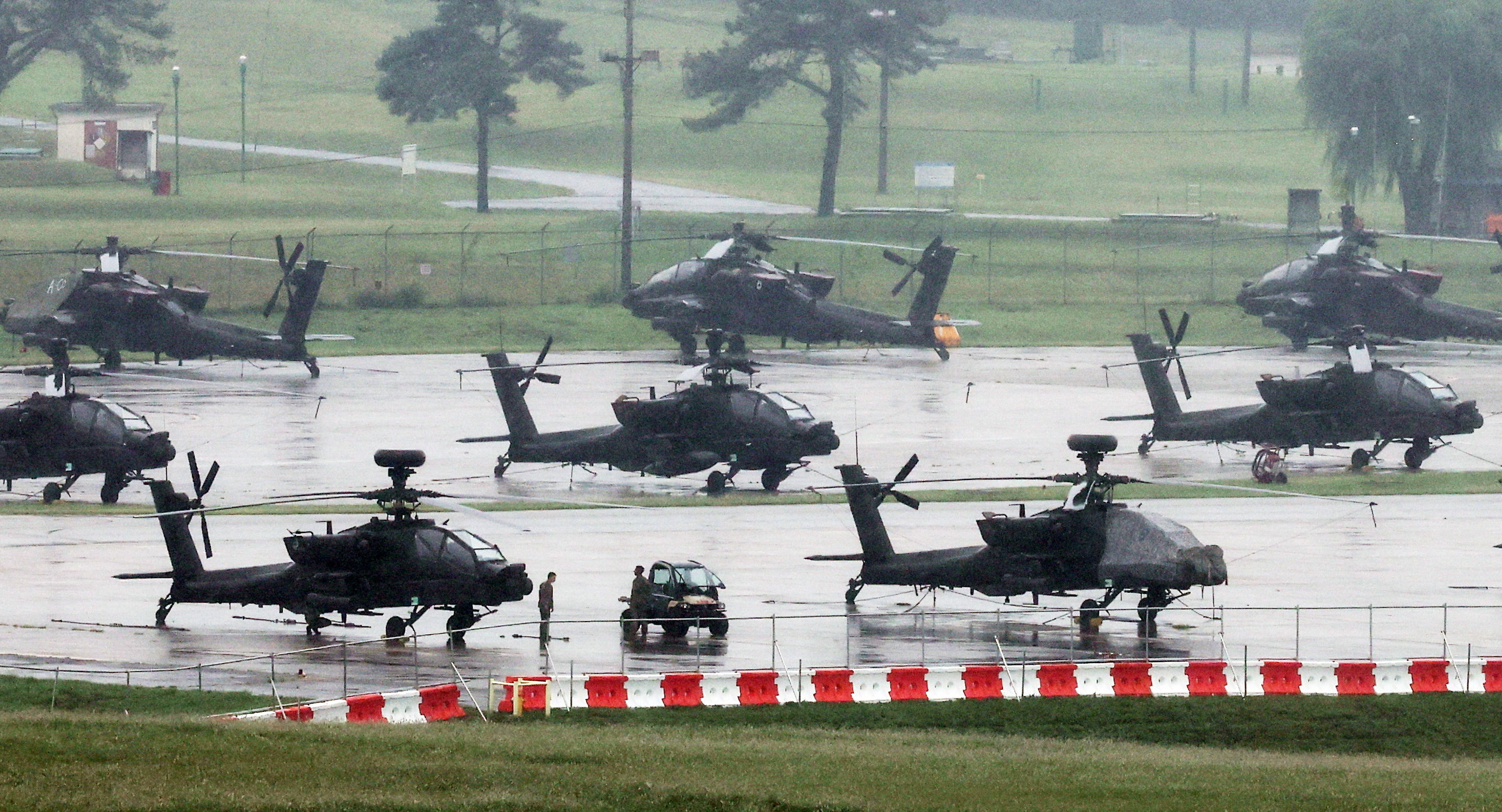 AH-64 Apache attack helicopters at Camp Humphreys on the final day of the annual US-South Korea UFS joint military exercise, which was shortened by six days after President Donald Trump ordered a substantial reduction in US participation, in Pyeongtaek, South Korea, August 21, 2026 [Yonhap via Reuters]