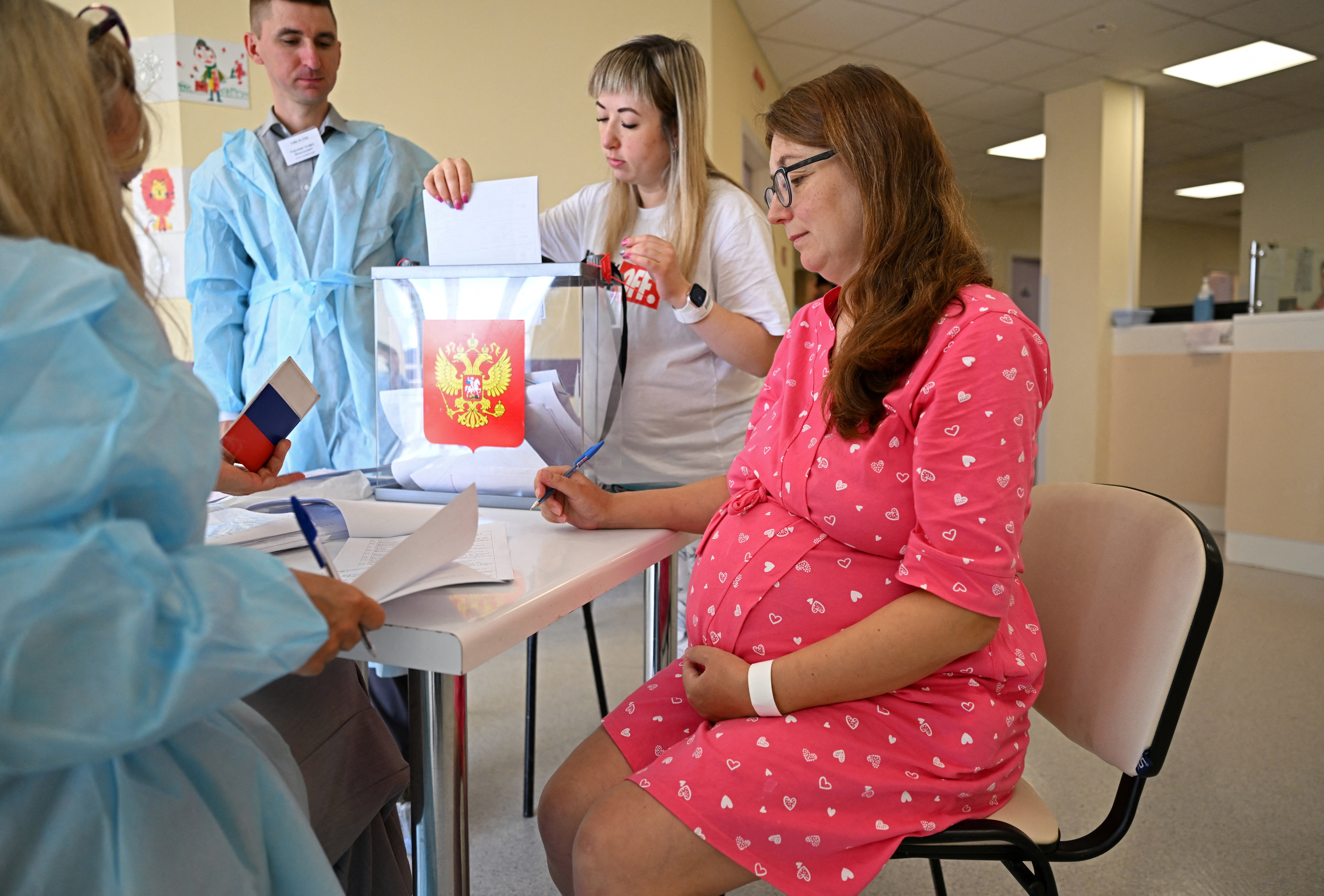 Patients at a perinatal centre vote on the first day of Russia's parliamentary election in Krasnoyarsk, Russia, September 18, 2026. REUTERS/Vladislav Nekrasov