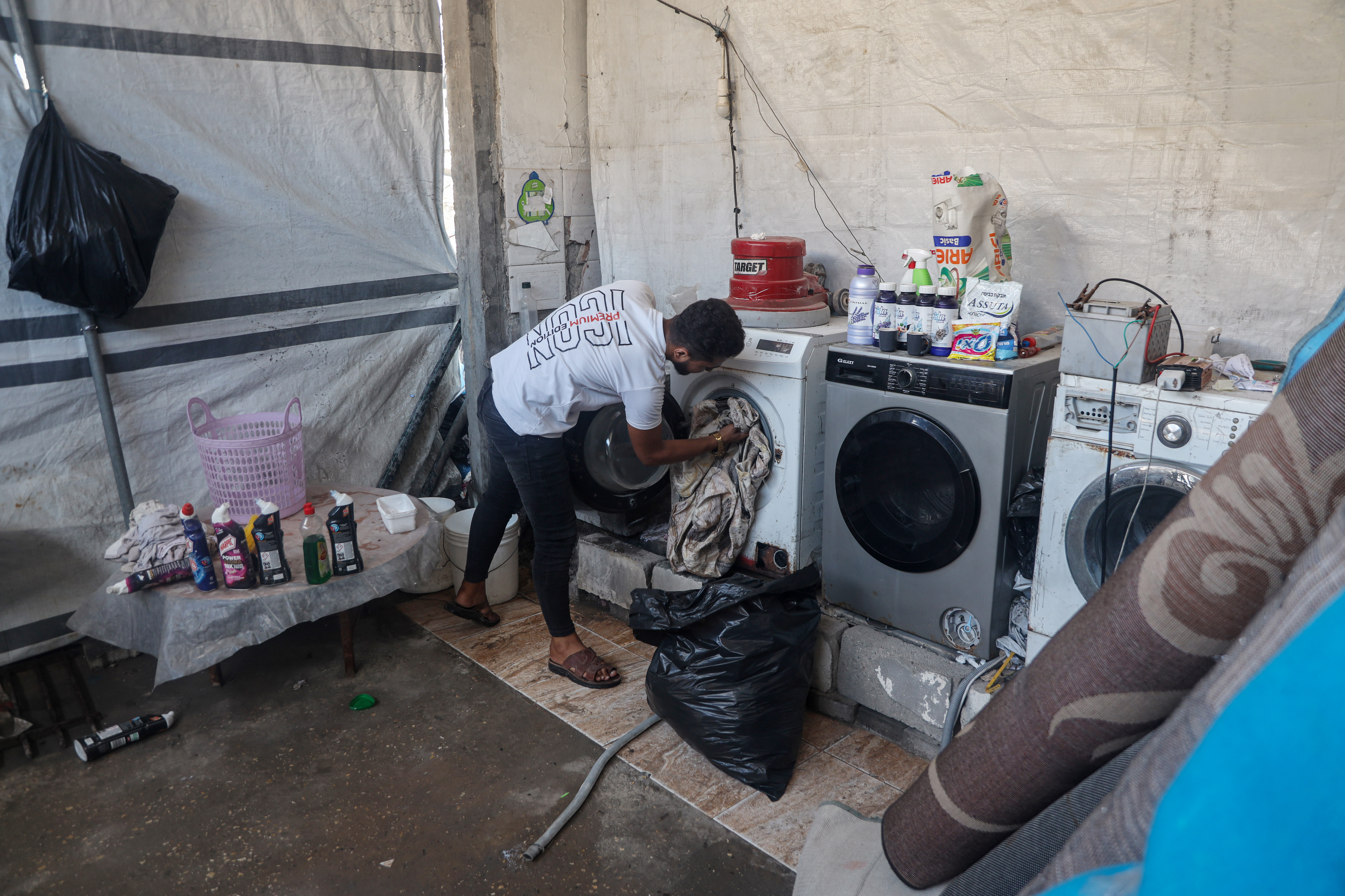 Residents wait for a mobile generator to reach their homes so they can pump water, paying by the hour to use the machine [Abdelhakim Abu Riash/ Al Jazeera]