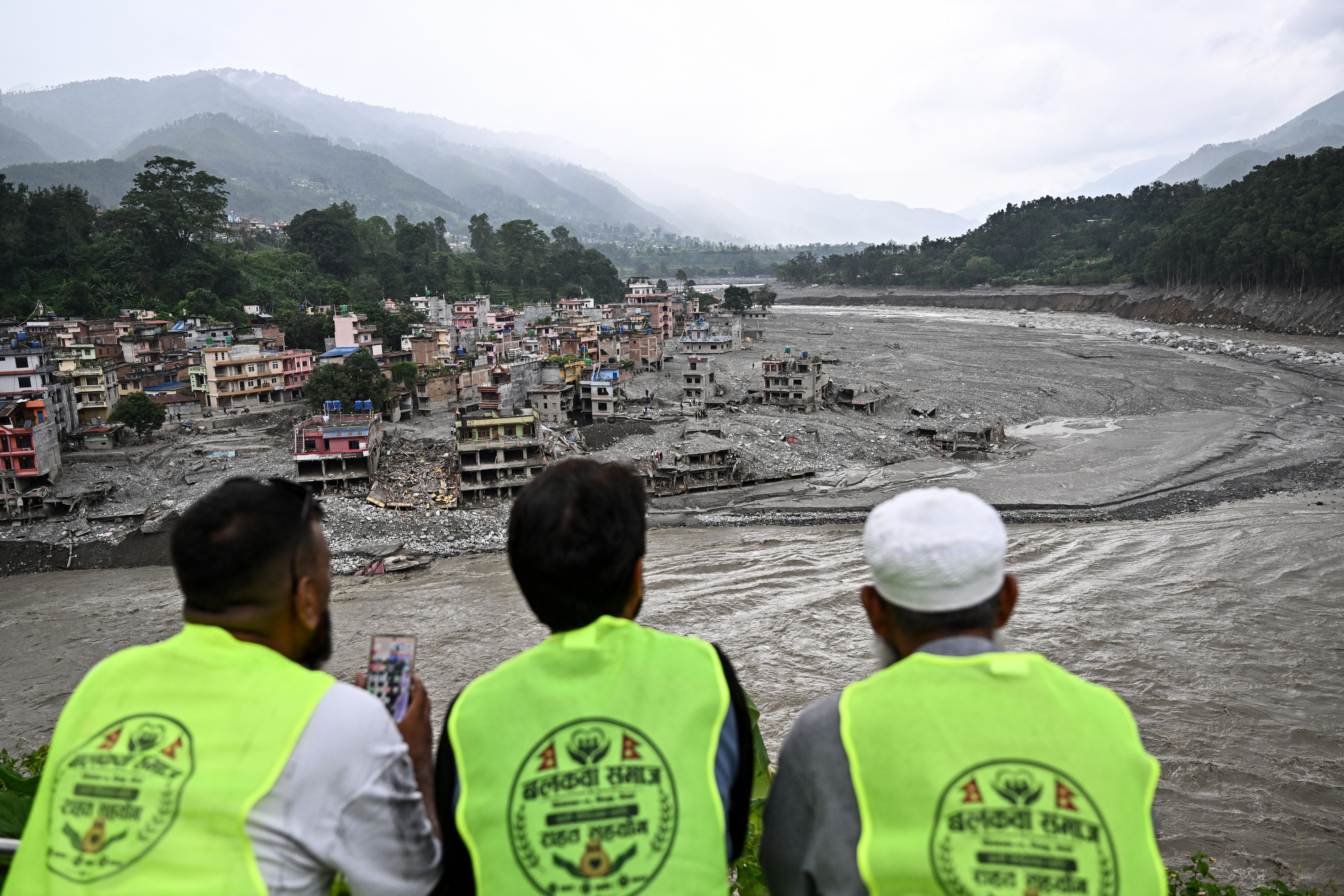 Nepal flood survivors face overwhelming devastation