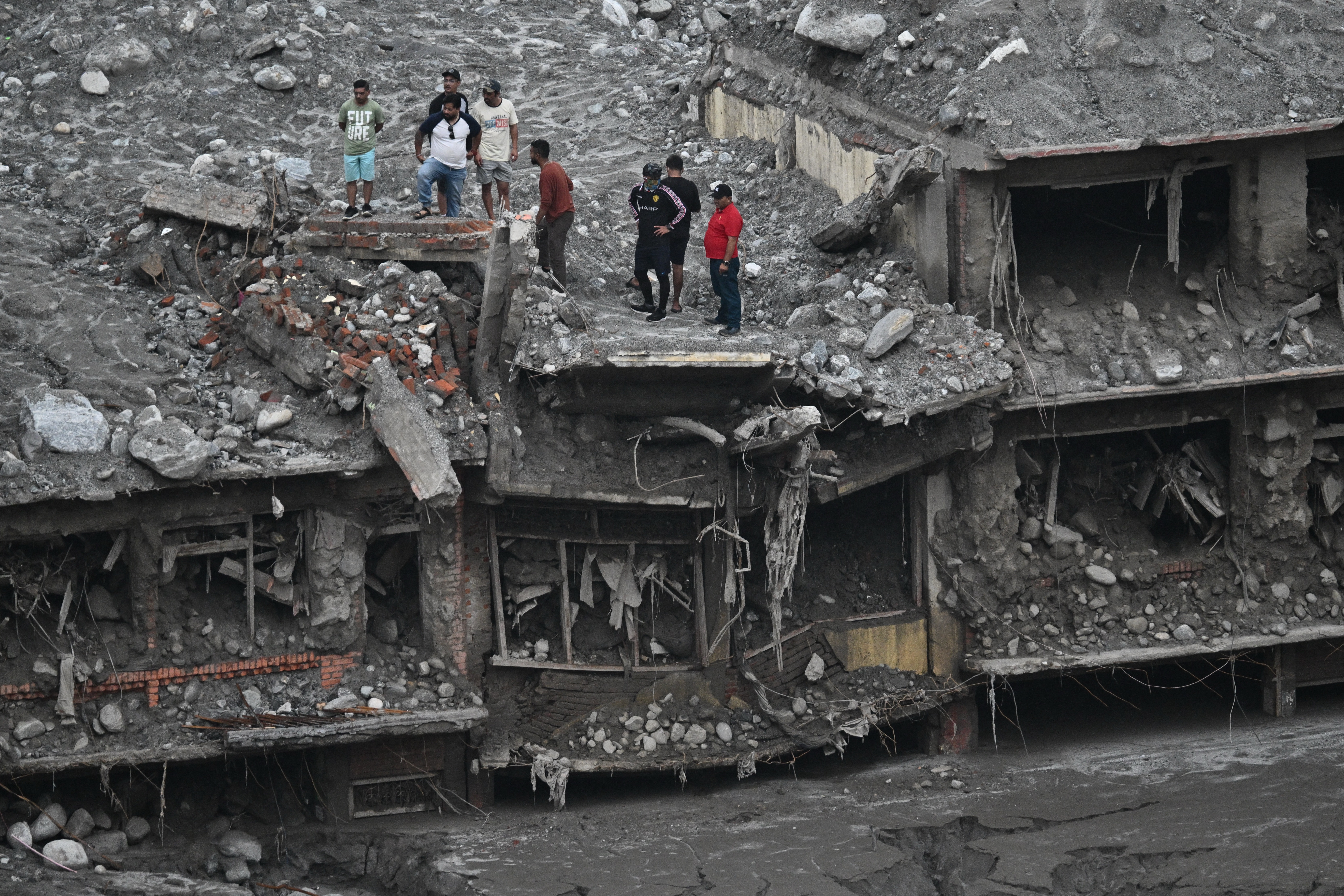 Nepal flood survivors face overwhelming devastation