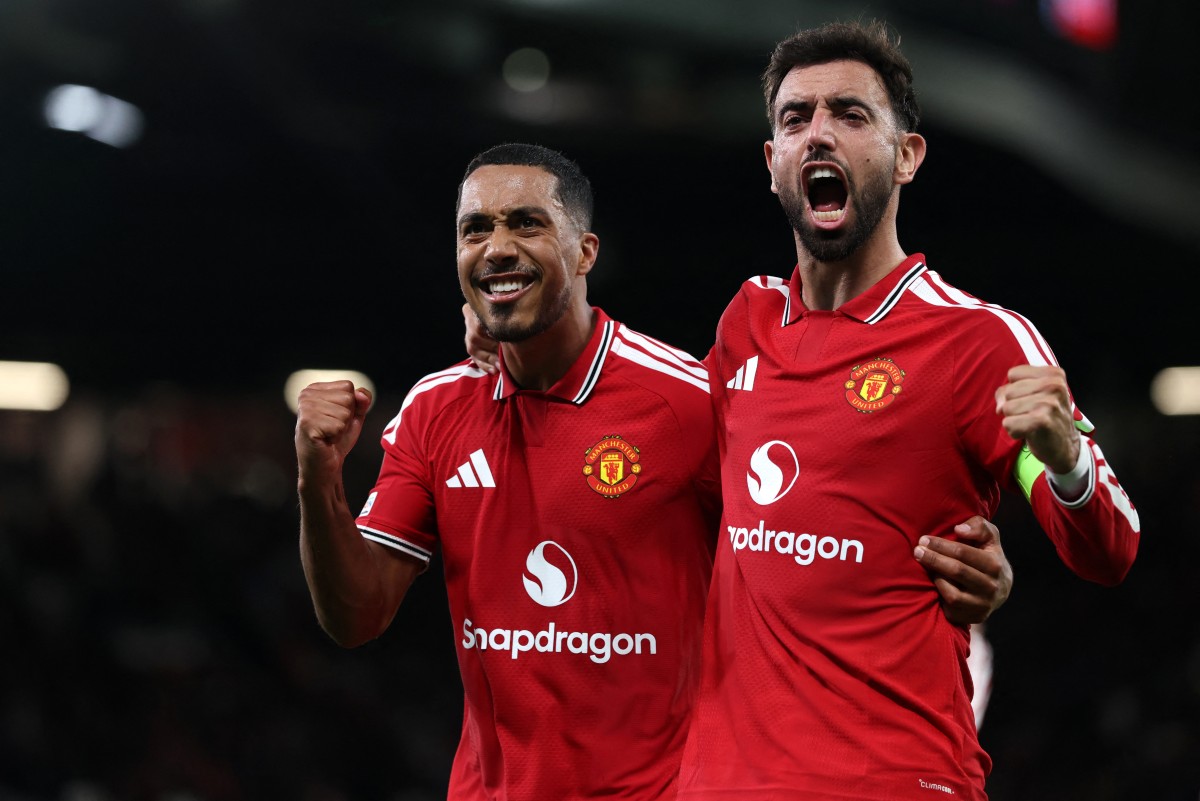Manchester United's Portuguese midfielder #08 Bruno Fernandes celebrates scoring the team's second goal with Manchester United's Belgian midfielder #18 Youri Tielemans