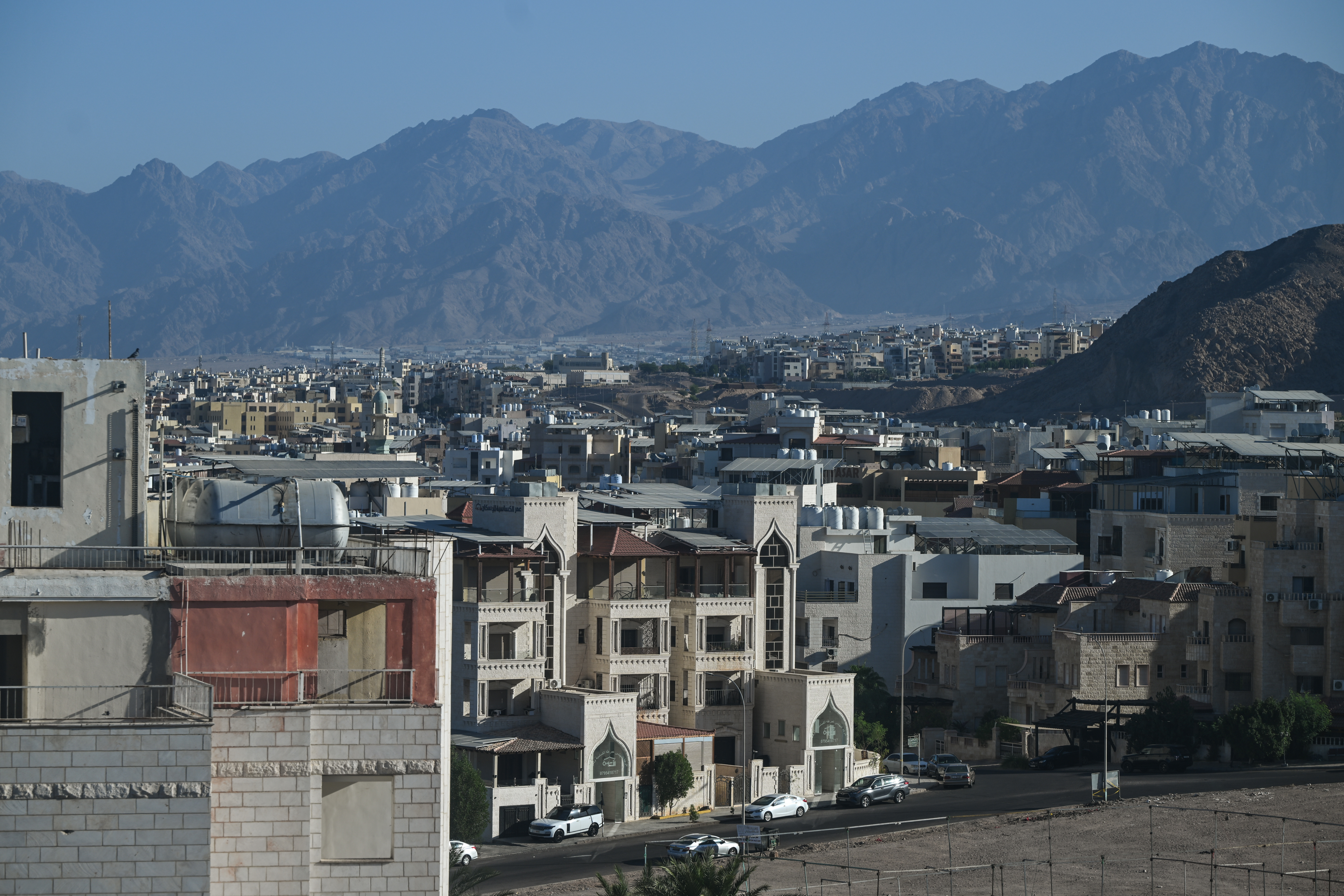 A view of a city with mountains behind it.