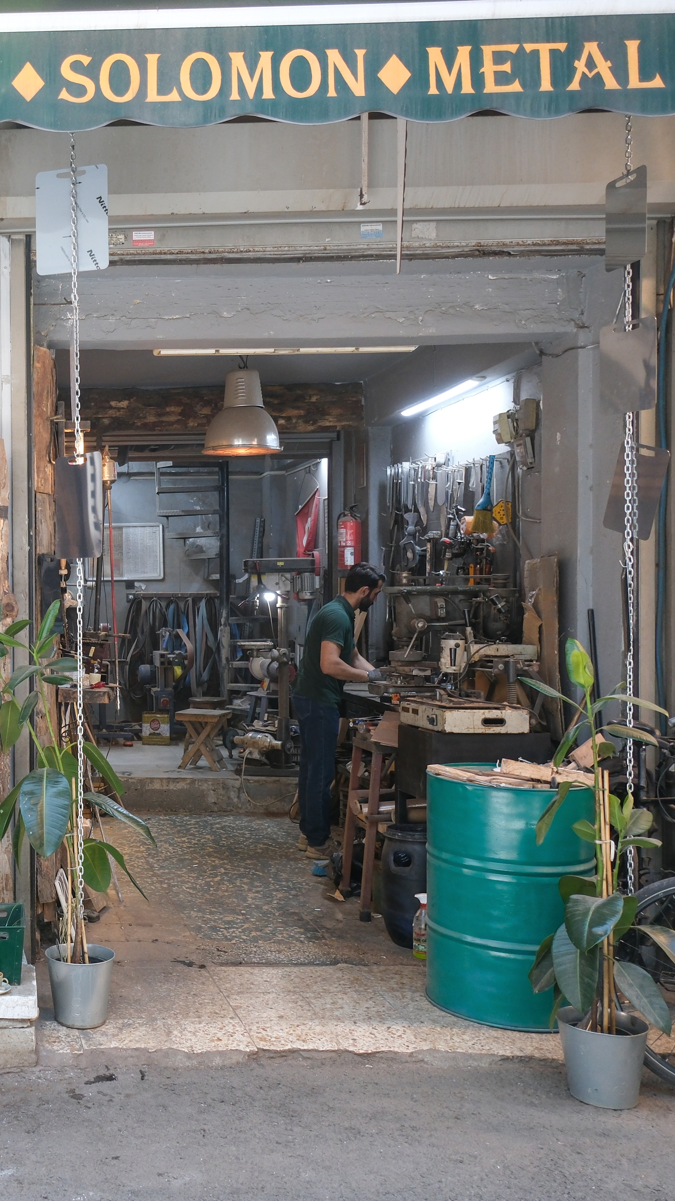 The Akdemir family’s workshop is now the only active hot-blacksmithing forge remaining in Izmir’s historic Kemeralti bazaar, according to the Izmir Ironworkers Craftsmen and Artisans Chamber