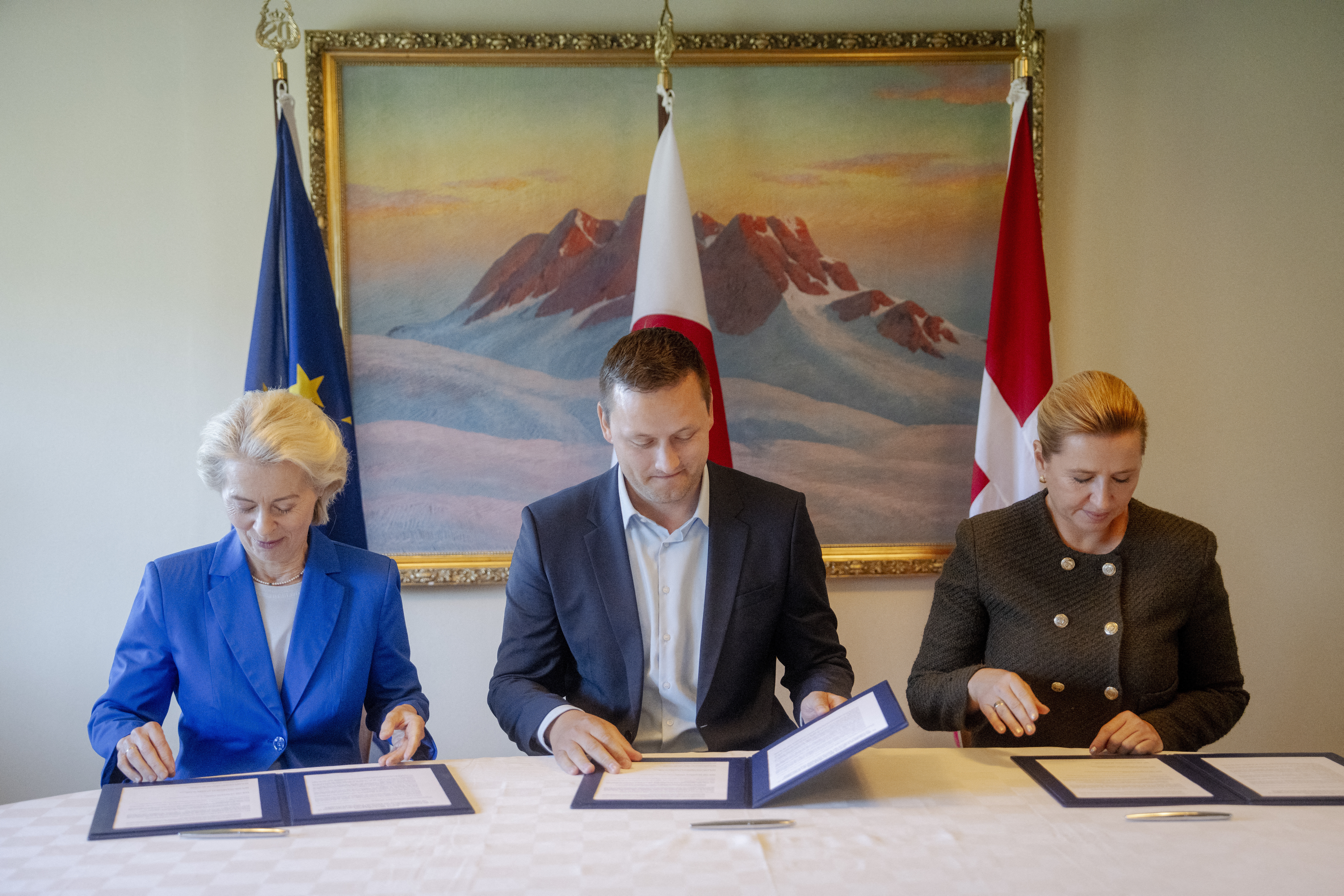 (R-L) Denmark's Prime Minister Mette Frederiksen, Greenland's government leader Jens-Frederik Nielsen and EU Commission President Ursula von der Leyen sign a joint declaration in Nuuk, Greenland, on September 7, 2026. [Mads Claus Rasmussen/Ritzau Scanpix /AFP]
