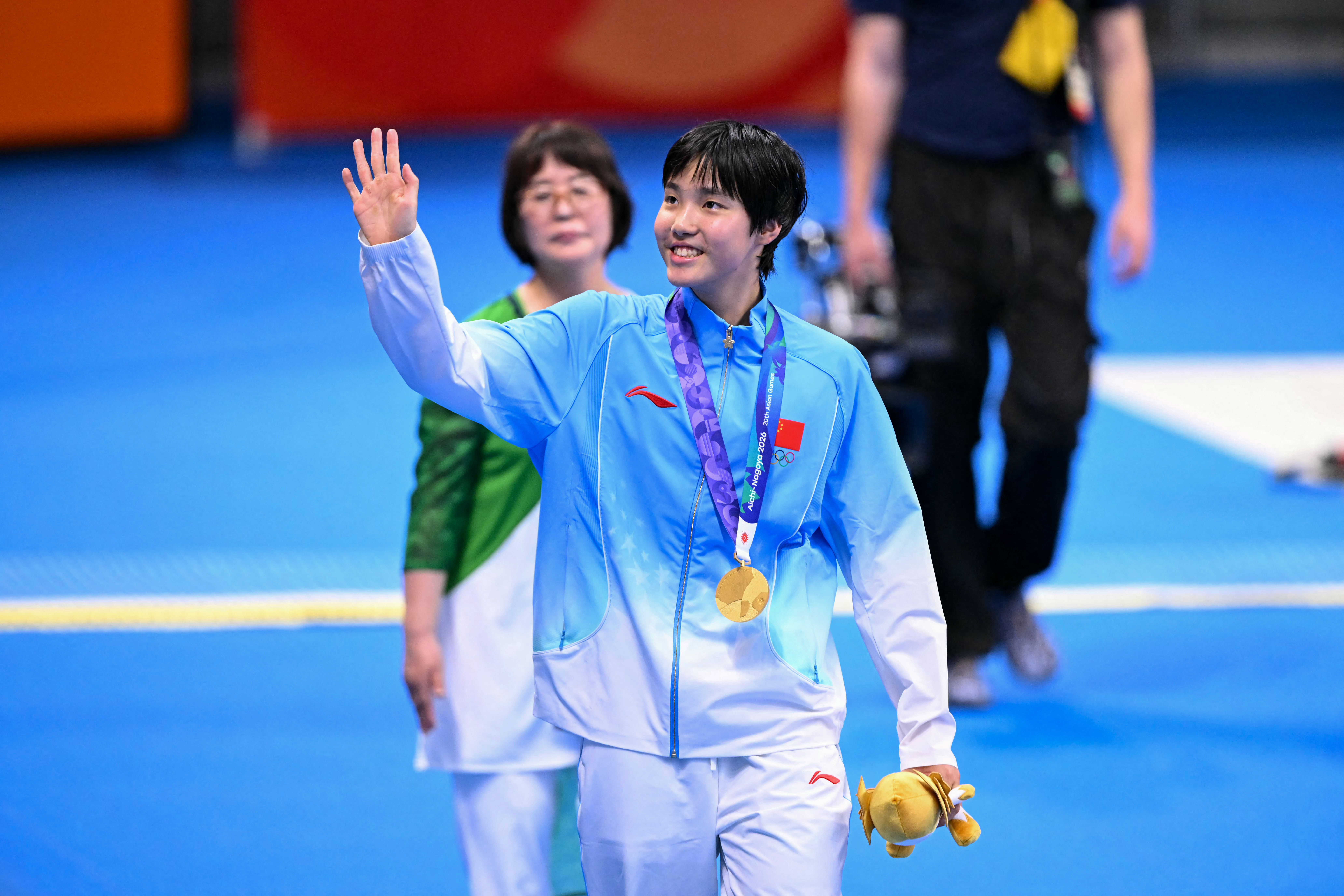 Winner China's Yu Zidi waves.