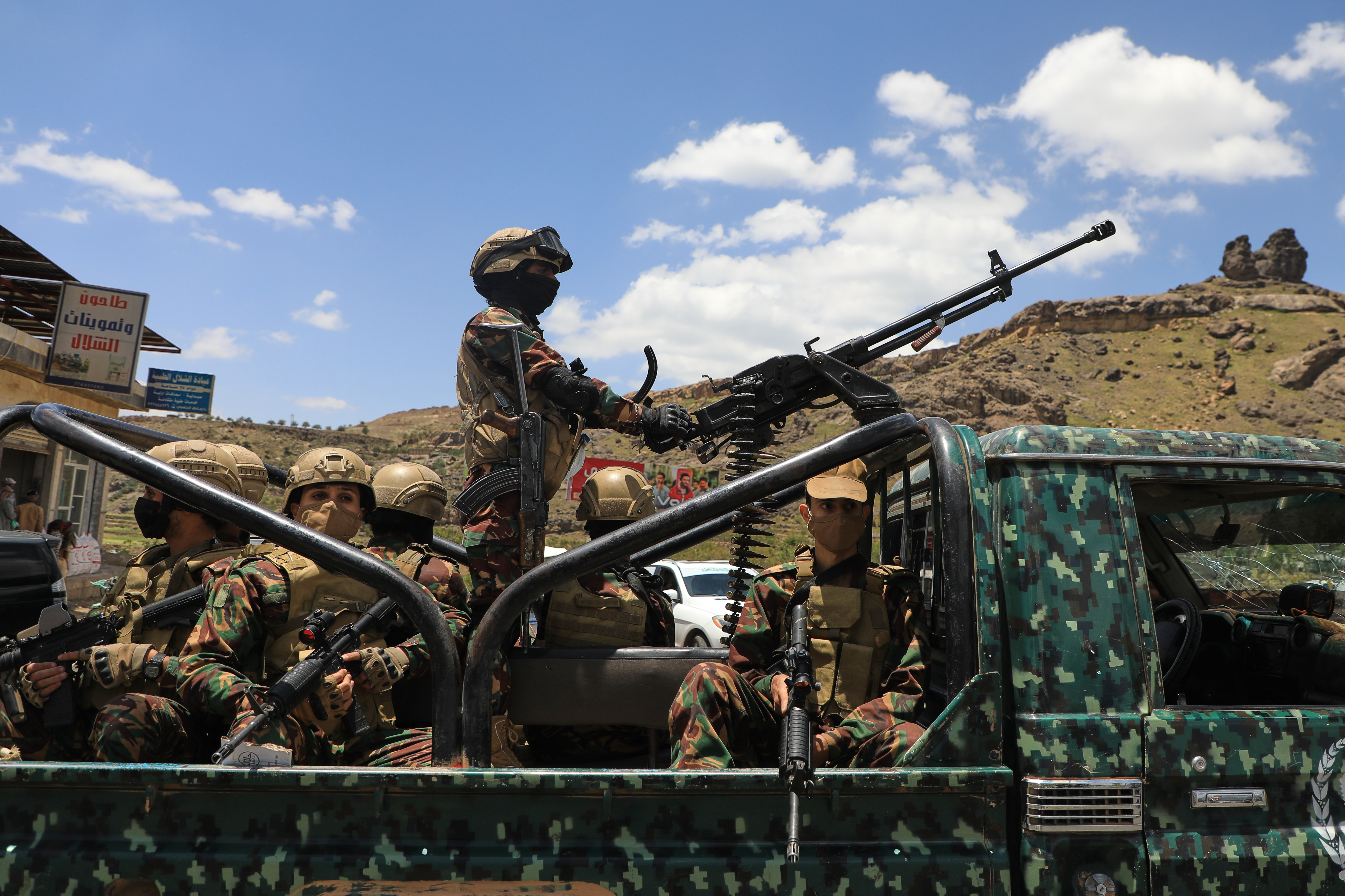 Houthi fighters escort a convoy carrying prisoners freed in Mocha through the Bani Matar district on its way to Sanaa, Yemen on September 12, 2026 [AP]