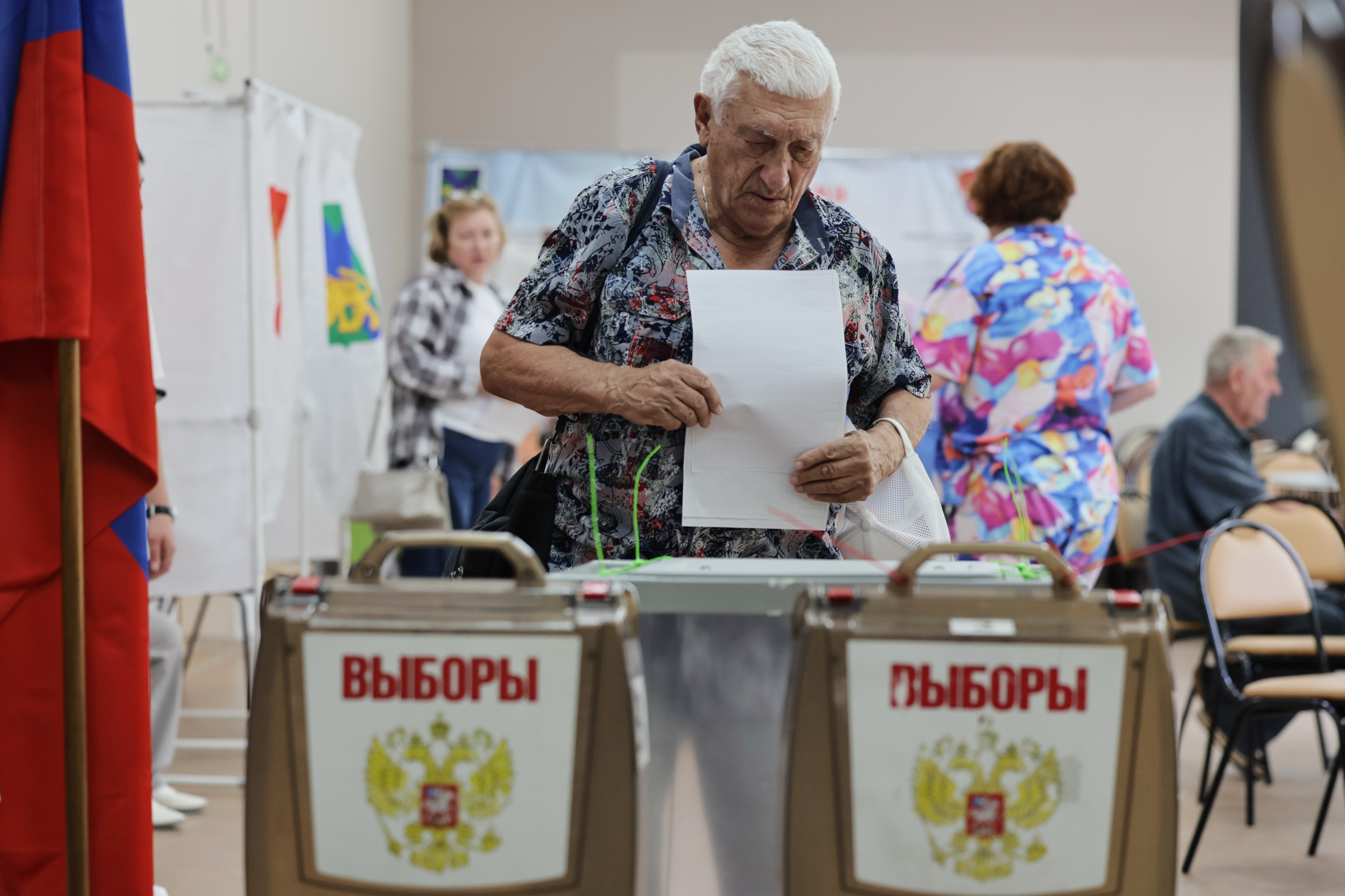 A voter casts his ballot in the parliamentary election in Vladivostok, Russia, Friday, Sept. 18, 2026. (AP Photo)