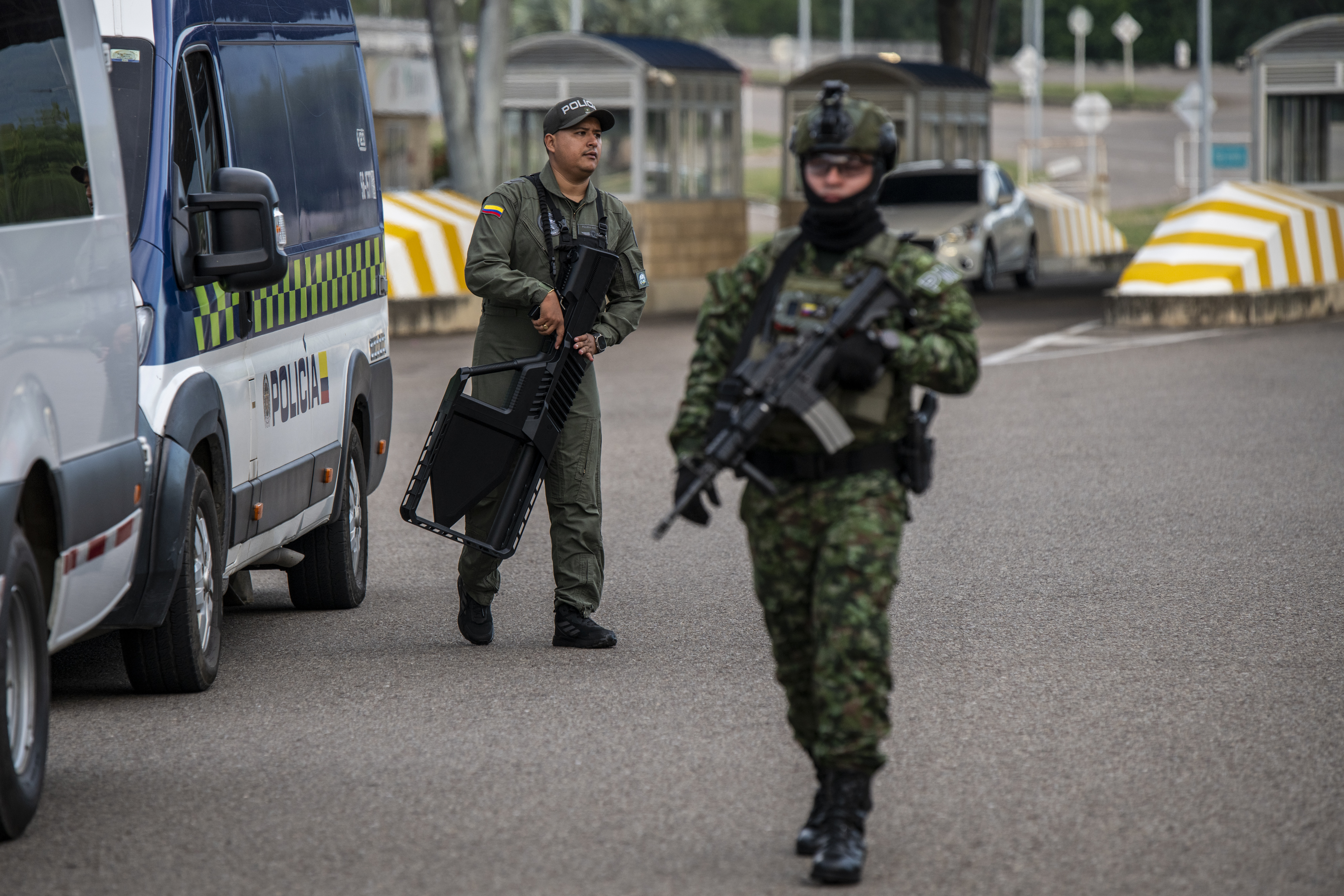 CUCUTA, COLOMBIA - JANUARY 3: A member of the Colombian Police (left) holds a drone jammer at the Atanasio Girardot International Bridge on the Colombia-Venezuela border after the confirmation of Nicolas Maduro's capture this early morning in Caracas, on January 3, 2026 in Cucuta, Colombia. President Donald Trump announced that Nicolas Maduro and his wife, Cilia Flores, were captured in the early morning in Caracas after a military operation led by the Delta Force, the elite special missions unit of the U.S. military. (Photo by Jair F. Coll/Getty Images)