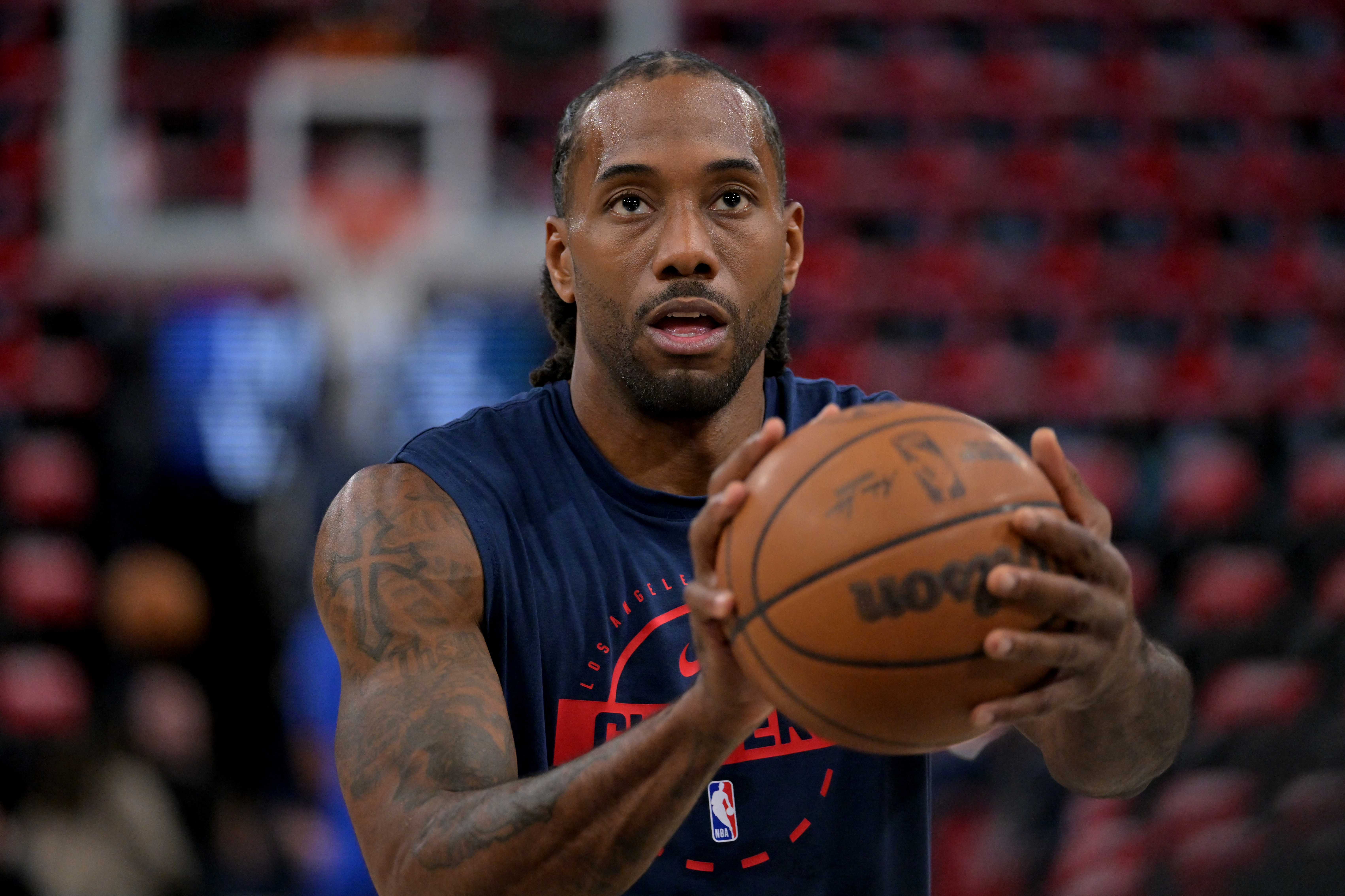 Kawhi Leonard warms up