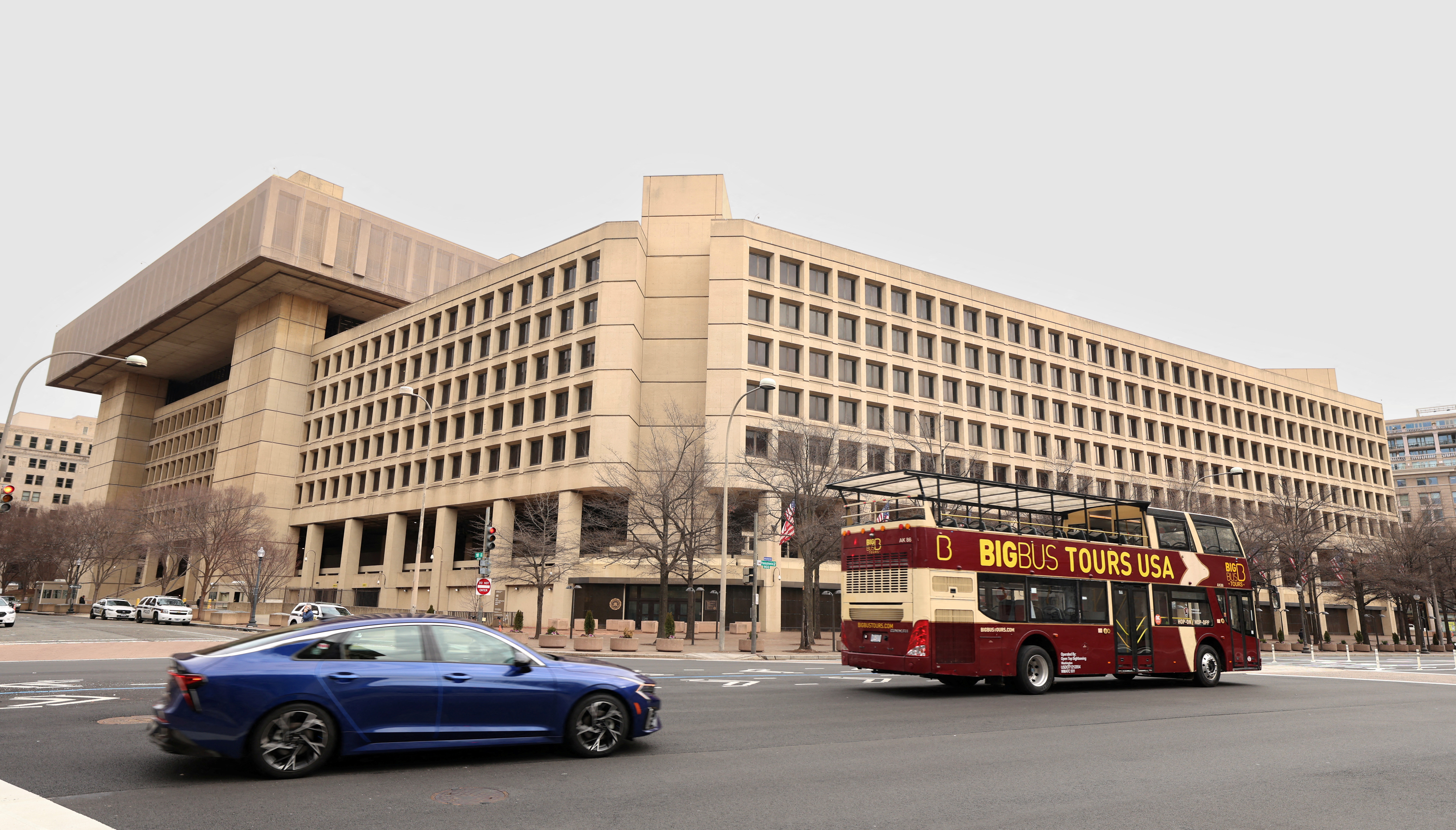 FILE PHOTO: A tour bus drives past the FBI headquarters, days after the Trump administration launched a sweeping round of cuts at the Justice Department, in Washington, U.S., February 3, 2025. REUTERS/Kevin Lamarque/File Photo